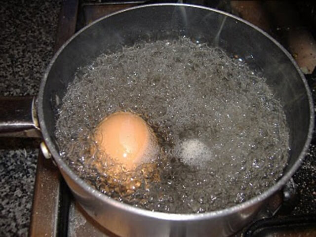 Luộc trứng gà trị mụn cám