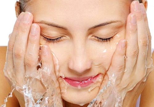 Vệ sinh da mặt sạch sẽ là cách chăm sóc da mặt tại nhà đơn giản