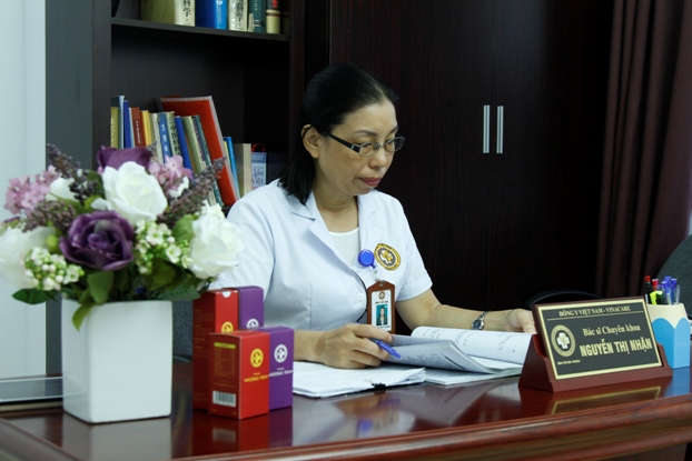 Bác sĩ Nguyễn Thị Nhặn tại Trung tâm Da liễu Đông y Việt Nam