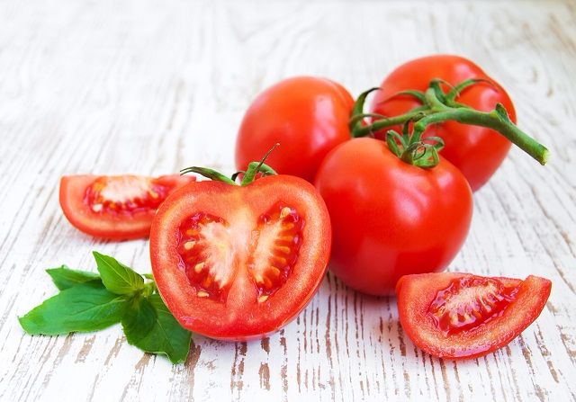 Tác dụng điều trị mụn cám ở cằm và má của cà chua